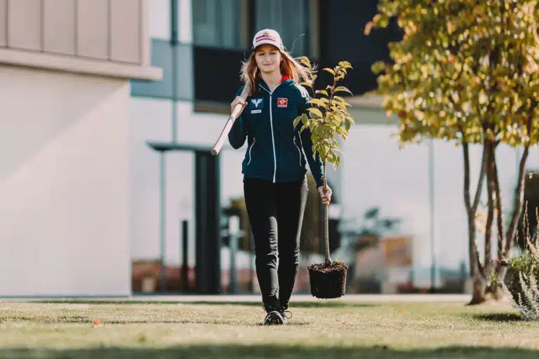 Ösv athletes walk together | Hargassner