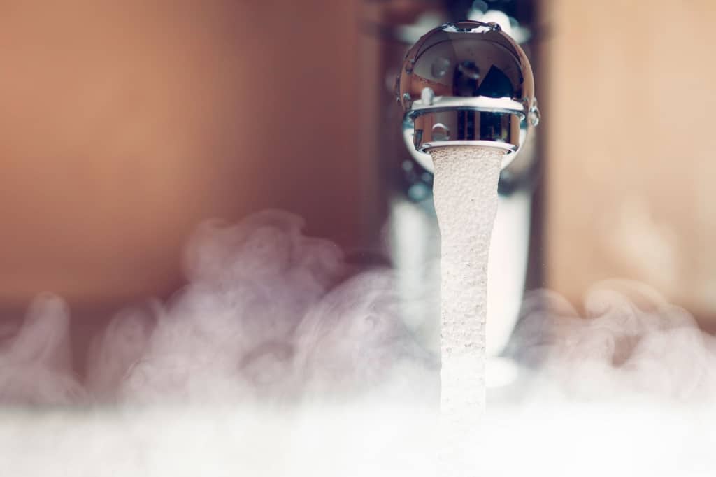 Vapeur d'eau chaude provenant d'un robinet