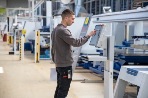 Mann steuert Lasermaschine in der Blechbearbeitung | Hargassner