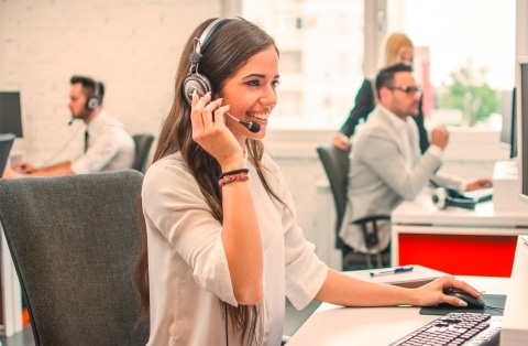 Frau am Telefon betreut Kunden | Hargassner