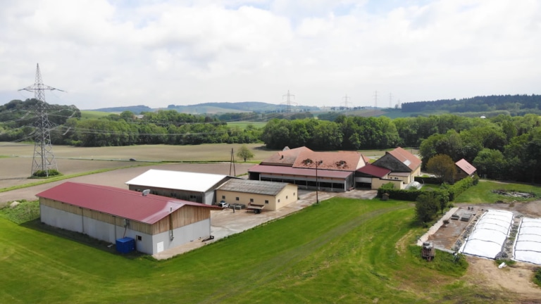 Blick auf Wirtschaftsgebäude Landwirtschaftlicher Betrieb Mielinger | Referenz Hargassner