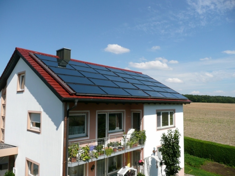 Mehrmilienhaus mit Solaranlage auf Dach | Thermosolar Solarkollektoren | Hargassner