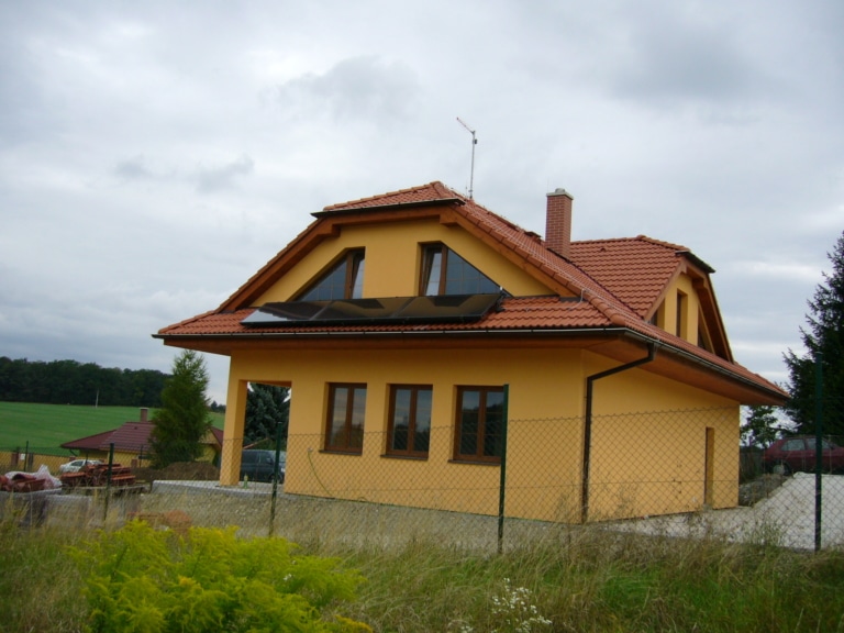 Einfamilienhaus mit Solaranlage auf Dach | Thermosolar Solarkollektoren | Hargassner