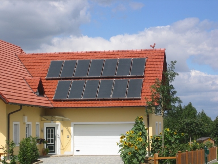Einfamilienhaus mit Vakuum-Flachkollektoren | TS 400 Solarkollektor | Hargassner