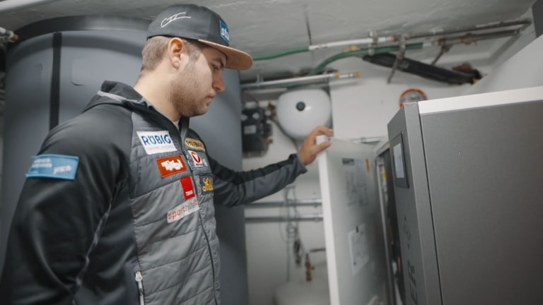 Rennrodel Weltmeister Nico Gleirscher zeigt seinen neuen Heizraum | Referenz Hargassner