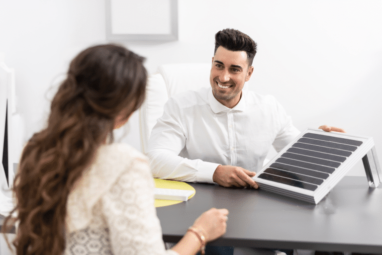 Mann erklärt Frau die Funktionsweise einer thermischen Solaranlage