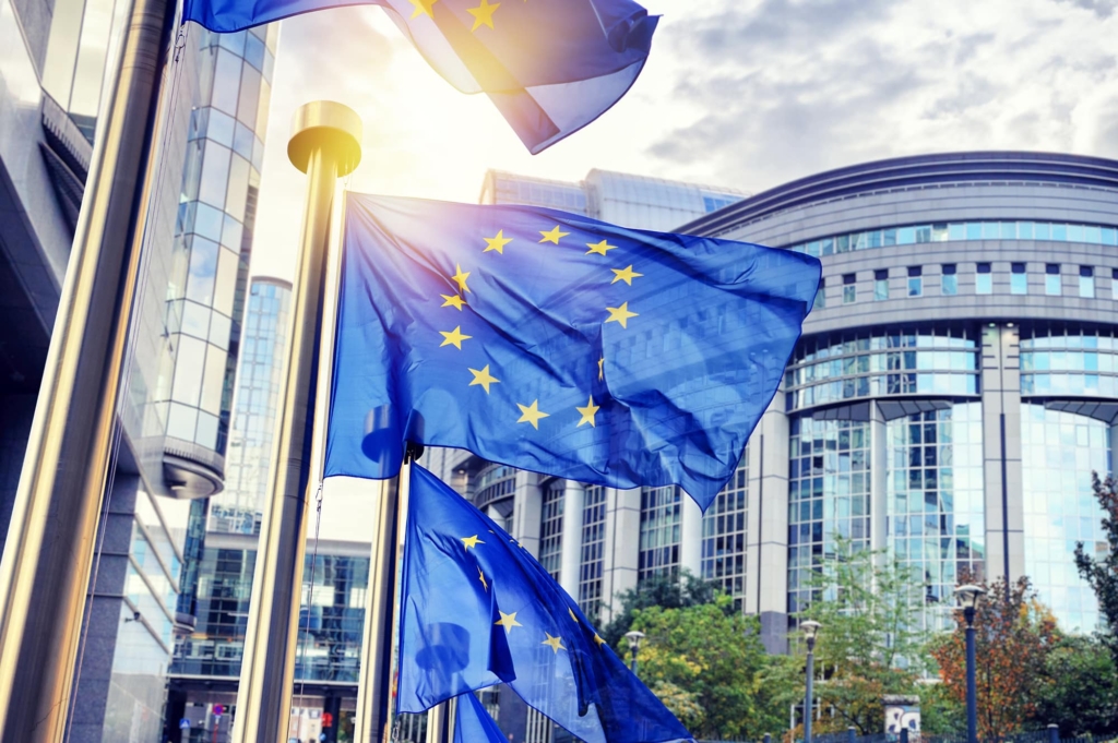 EU Flagge weht im Wind vor EU-Parlament in Brüssel
