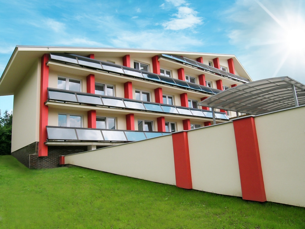 Solaranlage am Balkon - Hotel nutzt thermische Solarkollektoren zur Warmwasseraufbereitung
