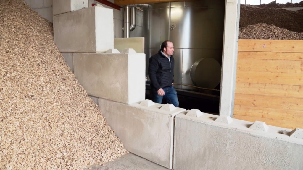 Landwirt Bernhard Eblinger bei Trocknungsanlage für Hackgut | KWK Referenz Hargassner