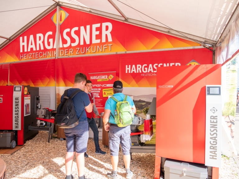 Kompetente Beratung im Hargassner Messezelt auf der Land & Forst Wieselburg | Hargassner