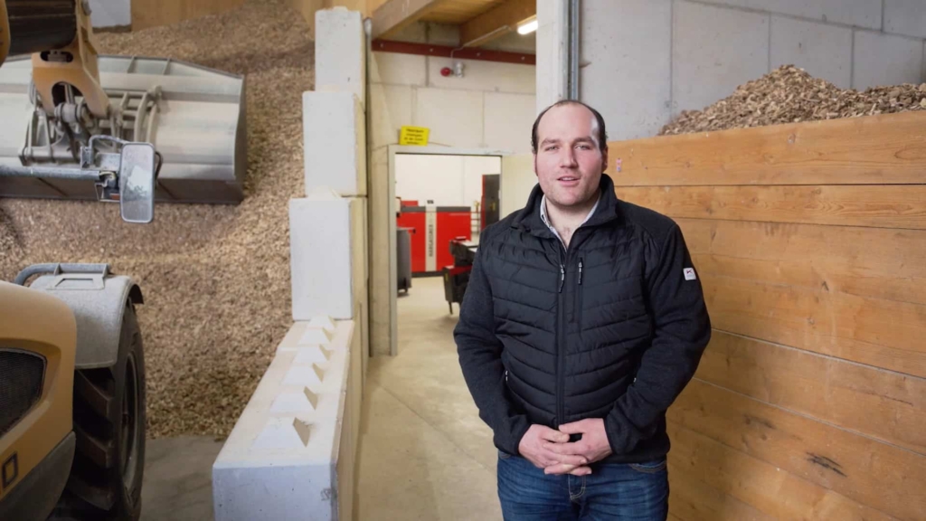 Bernhard Eblinger in seinem neuen Heizhaus | KWK Referenz Hargassner