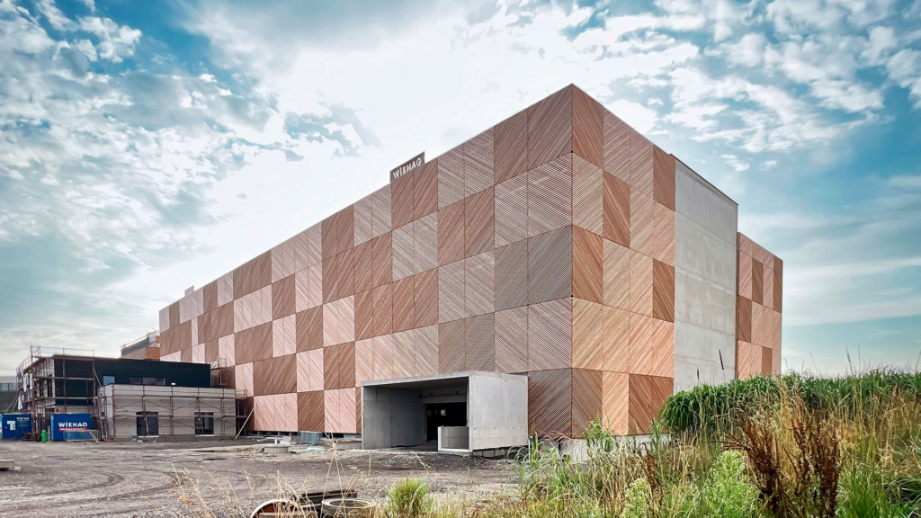 View of the timber facade of the multi-storey car park | Update Hargassner Service Centre