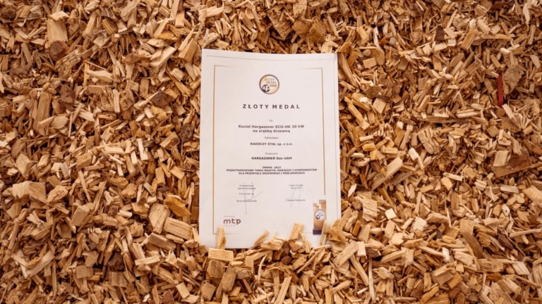 Rakoczy's Gold Medal award laying in wood chip | Hargassner