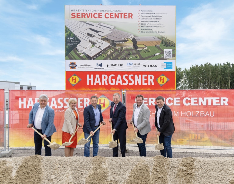 Spatenstich HARGASSNER Service Center - V.l.n.r.: Anton sen. & Elisabeth Hargassner, Gerhard Wiesner (BM Weng i.I.), LH Mag. Thomas Stelzer, Markus & Anton Hargassner