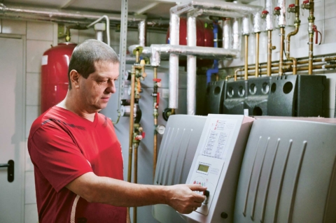 Bernhard Teubenbacher im Heizraum (c) proPellets Austria | das pellet magazin | Hargassner