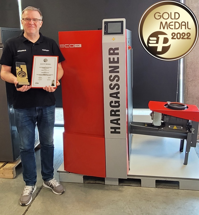 Rakoczy's Jacek Dziemidowicz with the award in front of the Eco-HK boiler | Hargassner