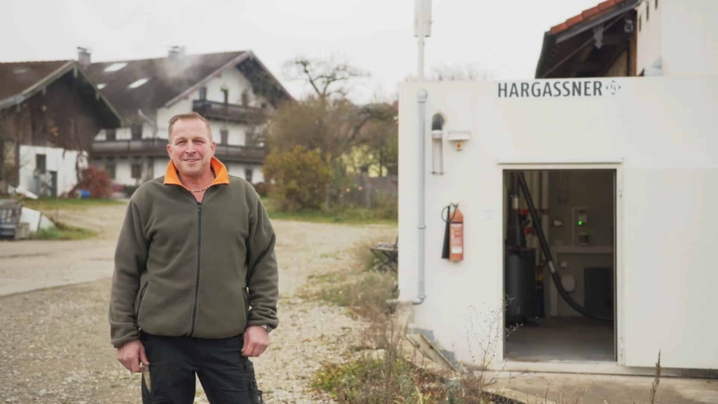 Herr Berger neben seinem Heizraum | Referenz Hargassner
