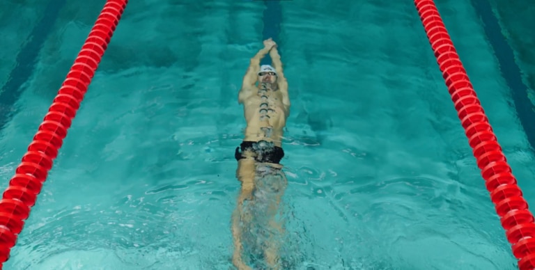 Paraschwimmer Andreas Ernhofer taucht im Sportbecken | Sporthilfe Erfolgsgeschichten