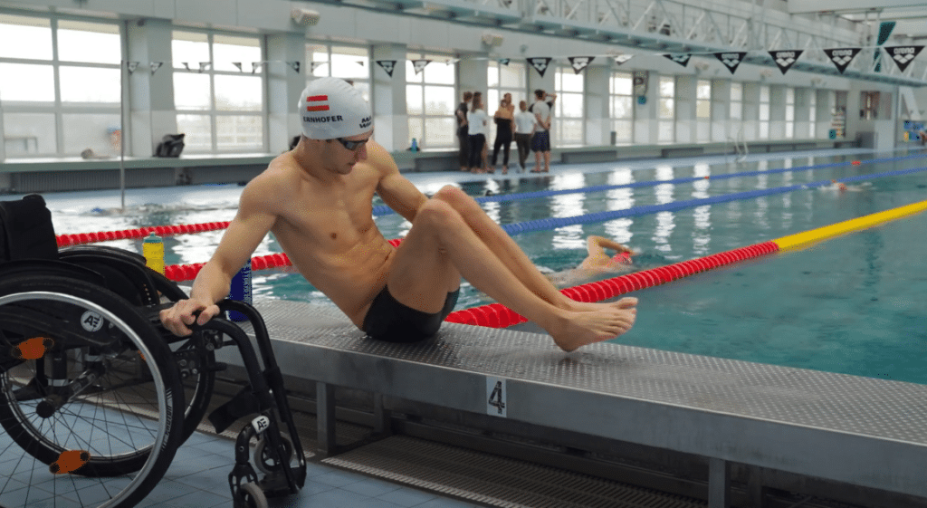 Paraschimmer Andreas Ernhofer am Beckenrand zum Training