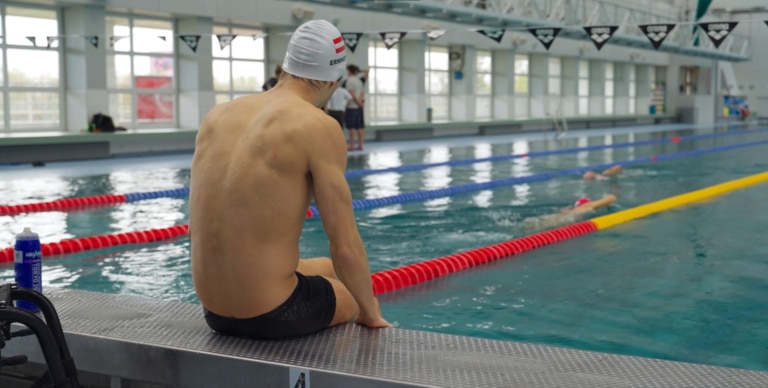 Paraschwimmer Andreas Ernhofer sitzt am Beckenrand | Sporthilfe Erfolgsgeschichten