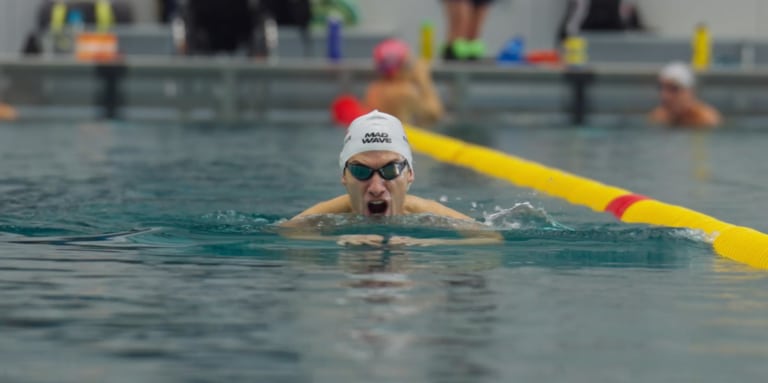 Paraschwimmer Andreas Ernhofer beim Schwimmen | Sporthilfe Erfolgsgeschichten