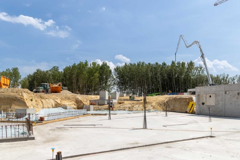 Blick auf einen Teil der Baustelle mit Bodenplatte | Update Hargassner Service Center