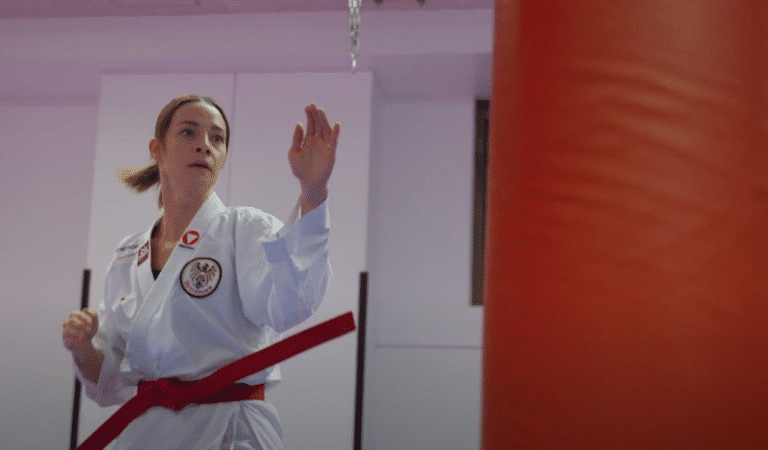 Karateka Bettina Plank beim Training vor rotem Boxsack | Sporthilfe Erfolgsgeschichten
