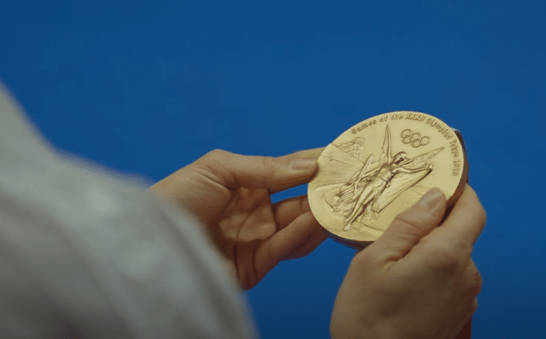 Hand mit olympischer Bronzemedaille | Sporthilfe Erfolgsgeschichten