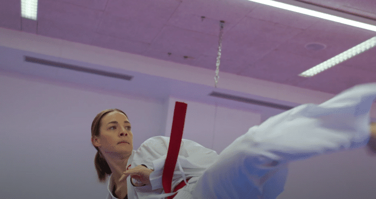 Karateka beim Training in Trainingshalle | Sporthilfe Erfolgsgeschichten