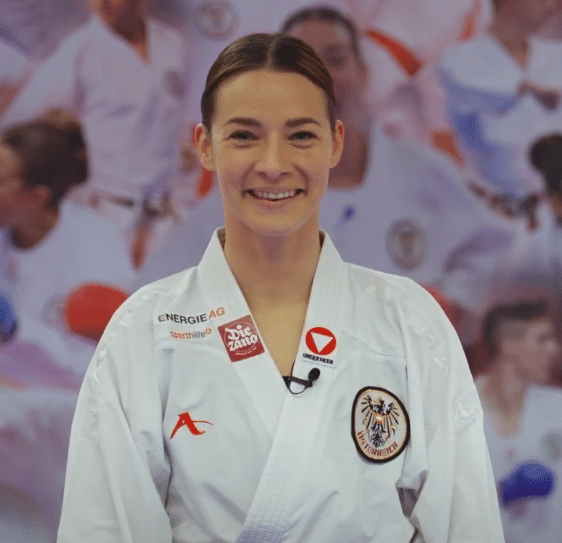 Portraitfoto von Bettina Plank im Karateoutfitt | Sporthilfe Erfolgsgeschichten