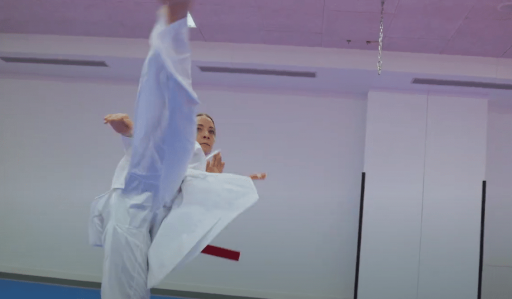 Bettina Plank im Training mit einem Fußkick | Sporthilfe Erfolgsgeschichten