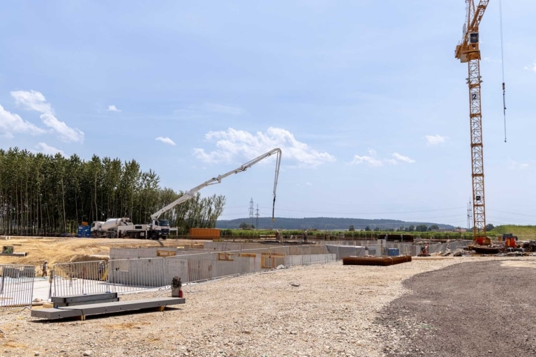 Blick auf Baustelle mit Kran und Betonpumpe | Update Hargassner Service Center