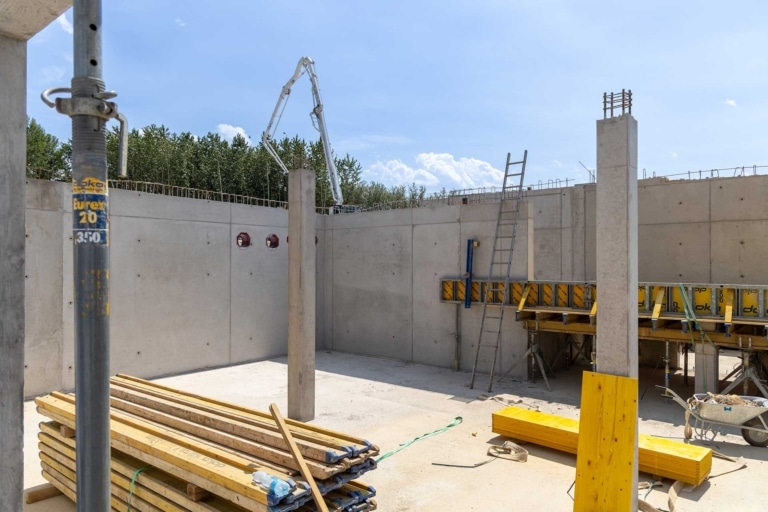 Teilbereich der Baustelle mit Betonwänden | Update Hargassner Service Center
