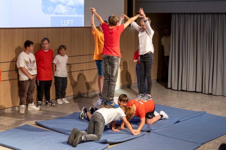 Schüler der TNMS Altheim zeigen ihr Turntalent auf der Bühne des Hargassner Kino | Hargassner