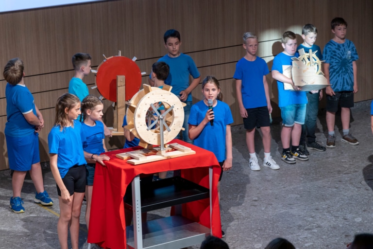 Schüler der TNMS Altheim stellen ihr Wasserrad-Design dem Publikum vor | Hargassner