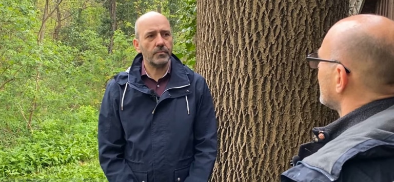 Heinrich Sigmund interviewt Dr. Silvio Schüler in einem österreichischen Wald | Hargassner