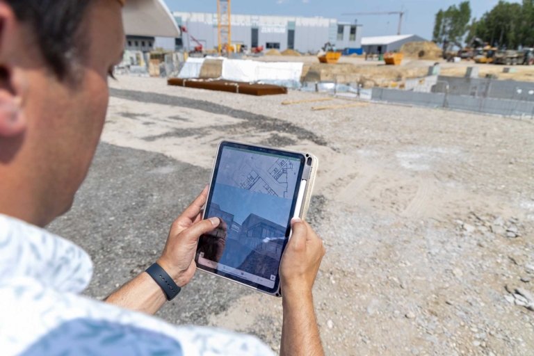 Projektleiter zeigt AR vom Service Center am Tablet | Update Hargassner Service Center