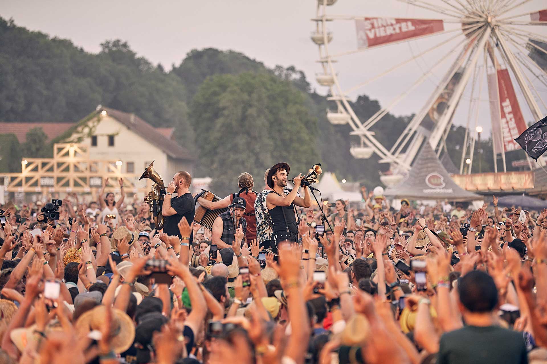 Crowdsurfing Fäaschtbänkler beim Woodstock der Blasmusik 2023 | (c) Klaus Mittermayr | Hargassner