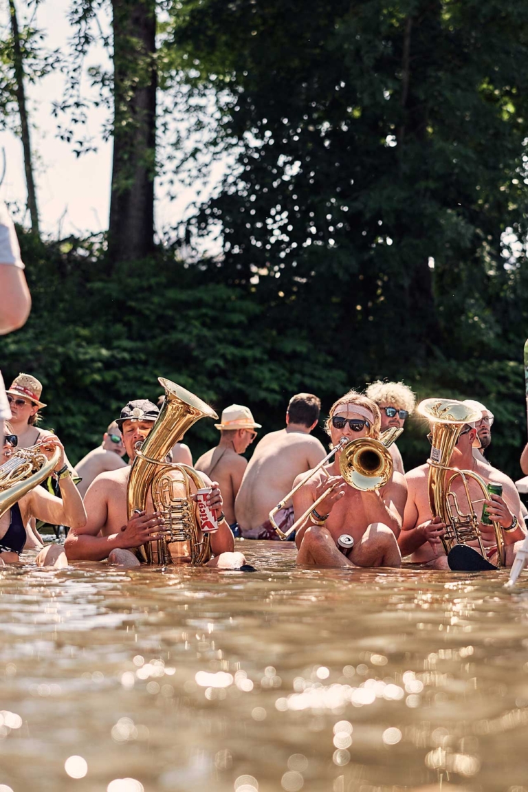 Musiker kühlen sich im Wasser ab - Woodbeach - Woodstock der Blasmusik 2023 | (c) Klaus Mittermayr | Hargassner
