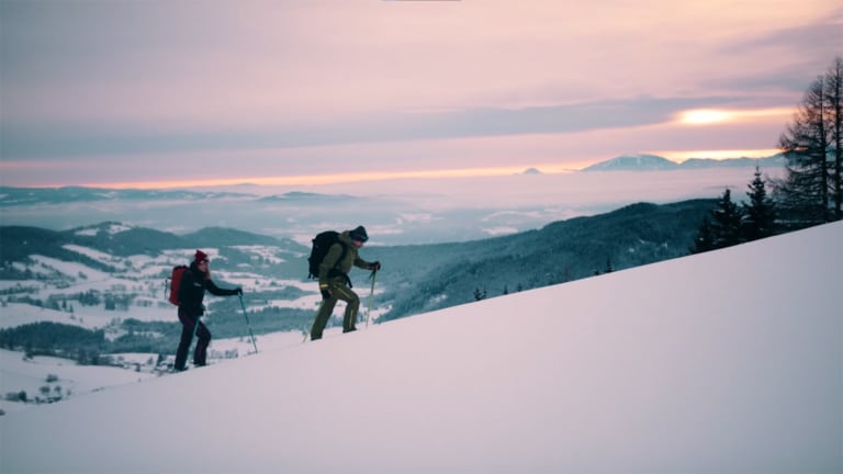 Sabine Schöffmann und Alexander Payer beim Winterwandern | Sporthilfe Erfolgsgeschichten