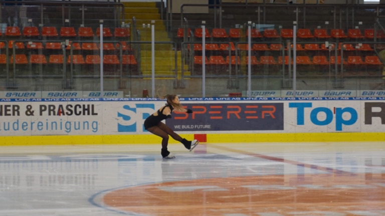 Stefanie Pesendorfer beim Training auf dem Eis | Sporthilfe Erfolgsgeschichten