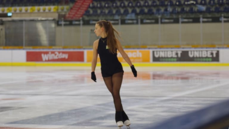 Stefanie Pesendorfer in ihrem Eiskunstlauf-Outfit | Sporthilfe Erfolgsgeschichten