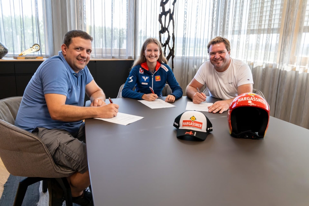 Anton Hargassner, Julia Mühlbacher und Markus Hargassner sitzen am Tisch vor der Vertragsunterzeichnung