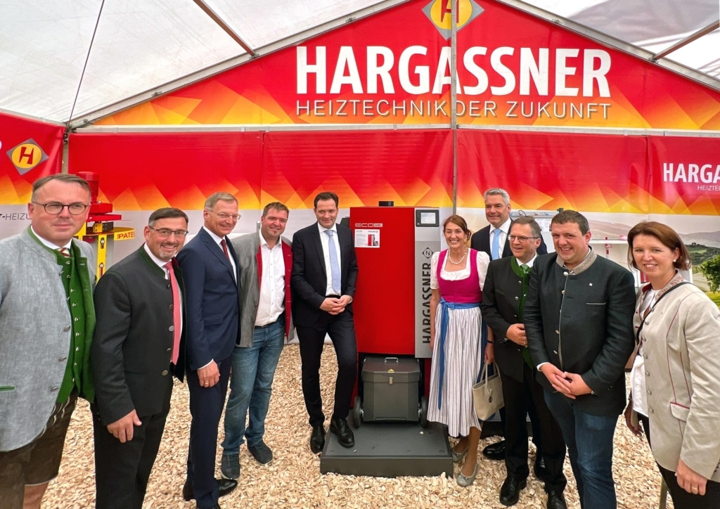 Bundeskanzler Karl Nehammer beim Besuch im Hargassner Ausstellungszelt Gruppenbild | Hargassner