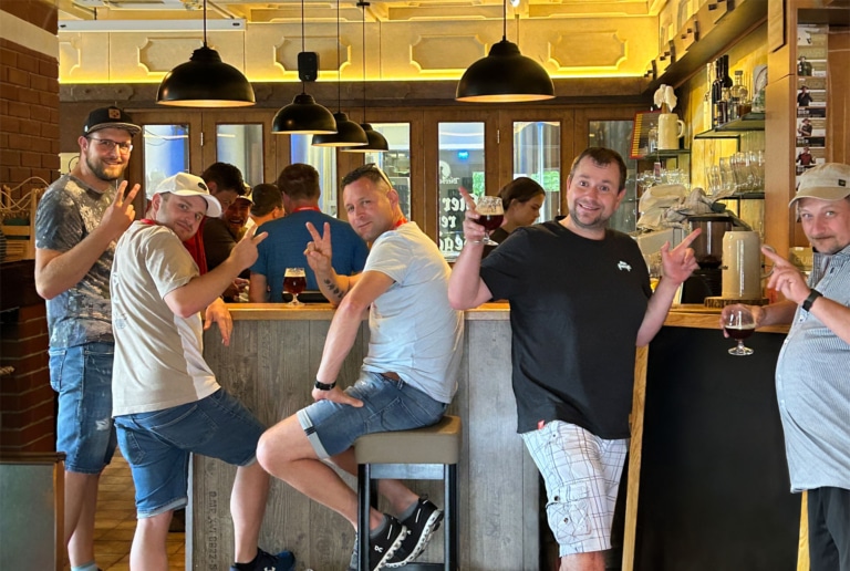 Hargassner-Kundendienstmitarbeiter an einer Bar während ihres Ausflugs | Hargassner