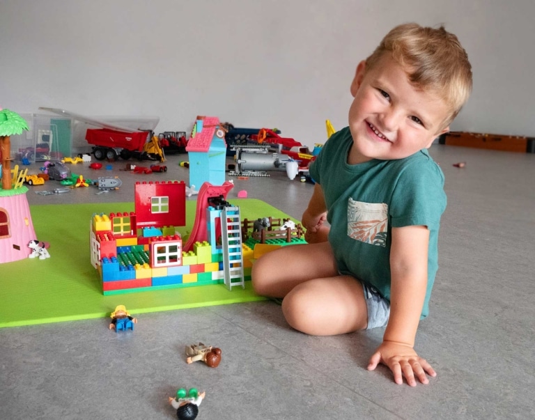 Kind spielt mit Lego - Kinderbetreuung - Kinderwerkstatt Hargassner