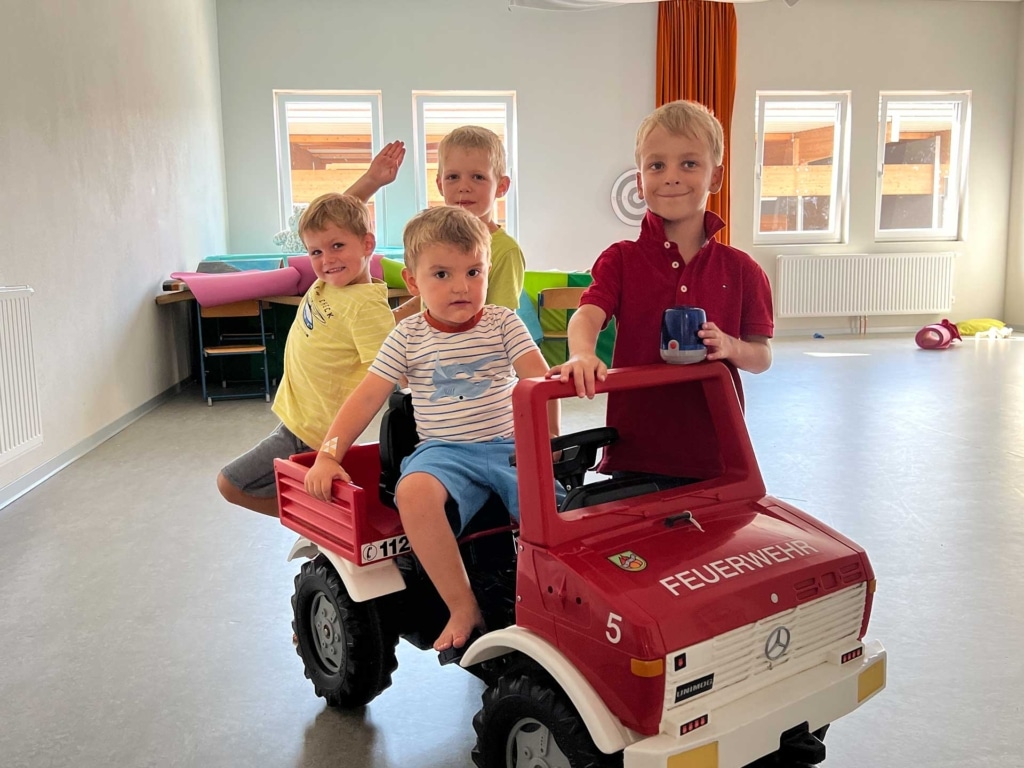 Kinder spielen mit Spielzeug-Feuerwehrauto | Kinderbetreuung | Kinderwerkstatt Hargassner
