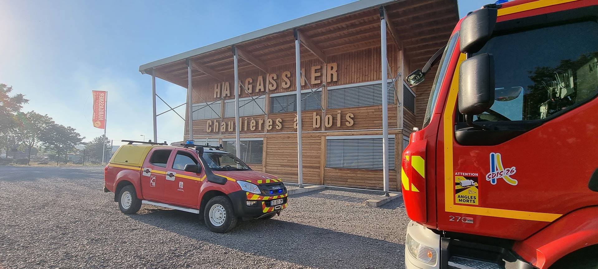 photo camions de pompiers avec bureau hargassner france en fond