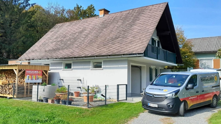 Exterior view of the Grill family home with a Hargassner transporter | Hargassner