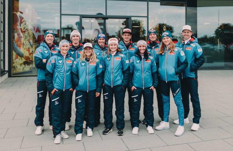 Gruppenbild ÖSV-Skisprungteam mit der neuen Bekleidung für die kommende Saison | Hargassner